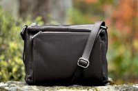 MAXFLY Ko�en� crossbody kabelka 5542 tmav� hn�d�