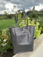 CHARM LONDON Velk� ko�en� kabelka L606 tmav� �ed� metalick�